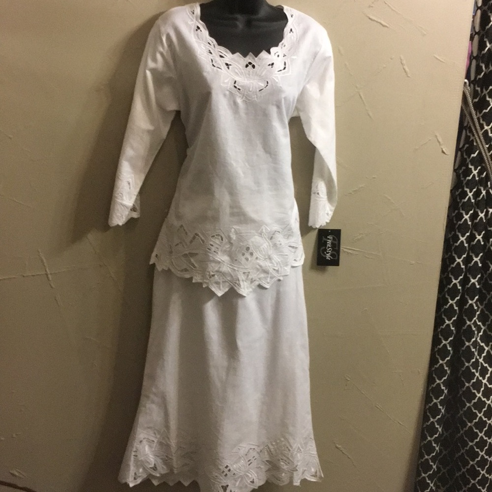Freestyle embroidered set